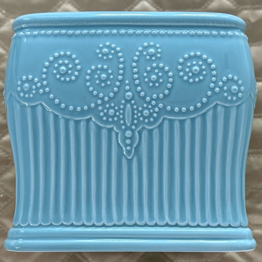 Lenox American by Design French Perle Groove Sq. Ceramic Tissue Holder- Ice Blue - Picture 6 of 10
